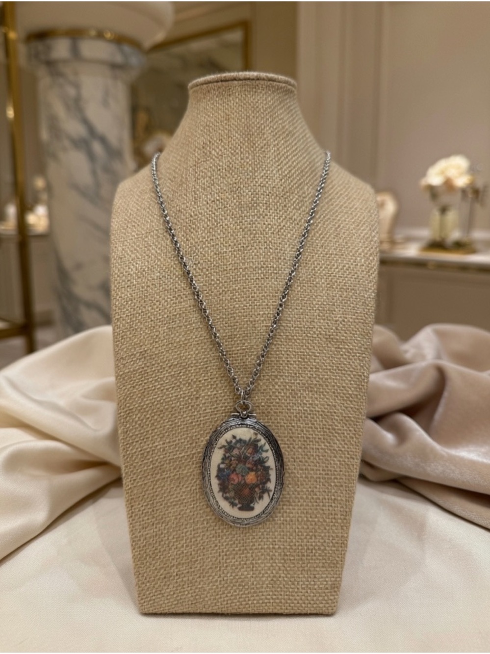 Vintage SARAH COVENTRY Silver Tone Floral Cameo Pendant 22" Necklace Oval